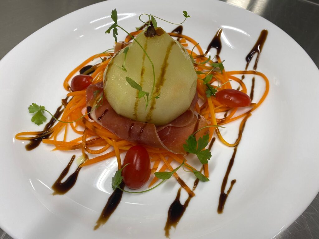 Pera Recheada com Espaguete de Cenouras